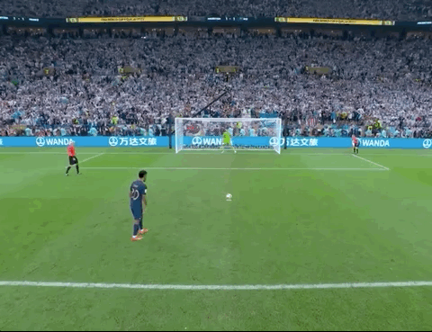 Animated Gif showing: World Cup 2022 - Argentina vs France 3-3 (4-2): Penalties - Kingsley Coman Missing The Shot