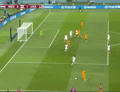 Animated Gif showing: World Cup 2022 - Netherlands vs USA 3-1: Denzel Dumfries' Goal